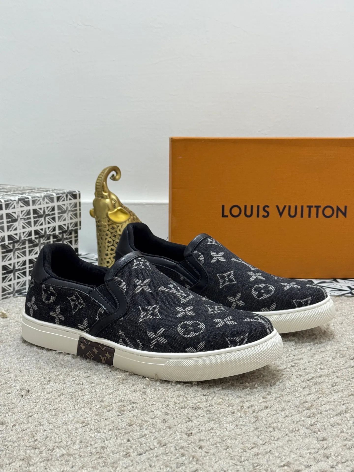 Men's shoes 💰380 [New style] 🌂🌂Top original order - Louis Vuitton®️ Trendy and fashionable yet low-key men's casual shoes, uppers made of LV special canvas presbyopia, comfortable and breathable, mesh lining, original rubber outsole, 2 colors optional ~ a must-have for stylish men. Size: 38-44 (45 customized